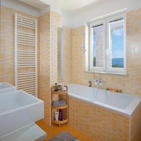 Willa Drenje Sleeps 6 With Pool Air Con And Wifi *